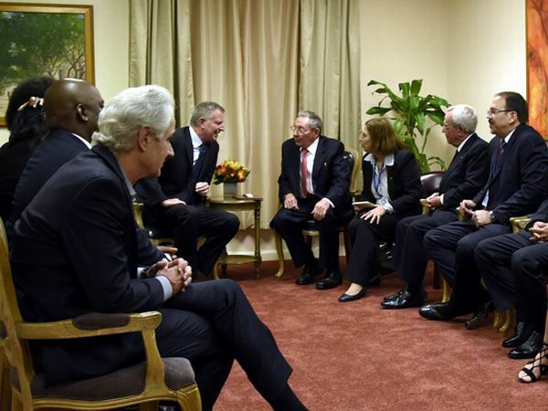 El alcalde de la ciudad de Nueva York, Bill de Blasio, dijo sentirse halagado con la presencia del Presidente cubano, y le dio la bienvenida.