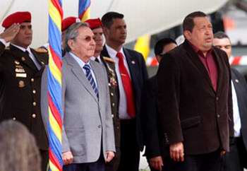 Recibe Hugo Chávez a Raúl Castro en Venezuela para Xi Cumbre del ALBA. Foto tomada de Venezolana de Televisión. Recibe Hugo Chávez a Raúl Castro en Venezuela para Xi Cumbre del ALBA. Foto tomada de Venezolana de Televisión.