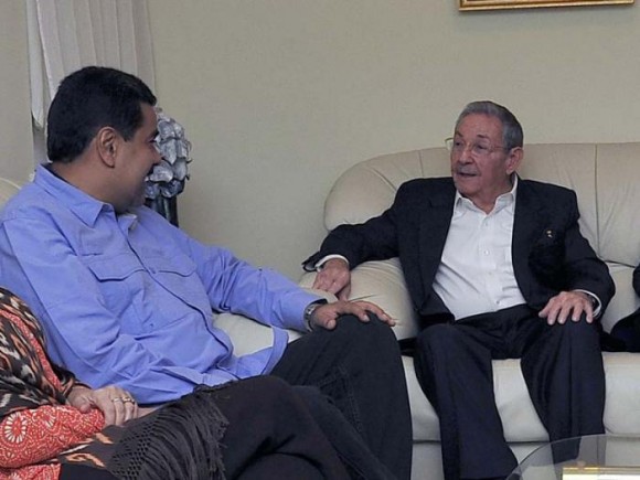 El presidente cubano Raúl Castro conversa con su homólogo de Venezuela Nicolás Maduro, en la ONU. Fotos: Estudios Revolución