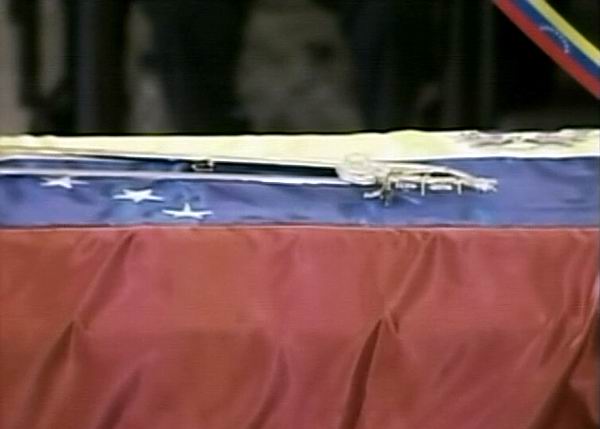Réplica de la Espada del Libertador Simón Bolívar sobre el féretro que guarda los restos mortales del líder revolucionario. Foto: Telesur Réplica de la Espada del Libertador Simón Bolívar sobre el féretro que guarda los restos mortales del líder revolucionario. Foto: Telesur