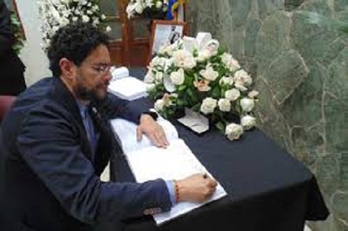 Asistencia del senador Iván Cepeda a la embajada de Cuba para firmar el libro de condolencias