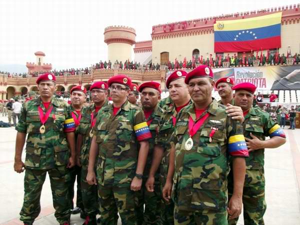 Un grupo de combatientes de aquella gesta y otras personalidades del Gobierno Bolivariano recibieron la condecoración Cuatro de Febrero, en su única clase. Un grupo de combatientes de aquella gesta y otras personalidades del Gobierno Bolivariano recibieron la condecoración Cuatro de Febrero, en su única clase.