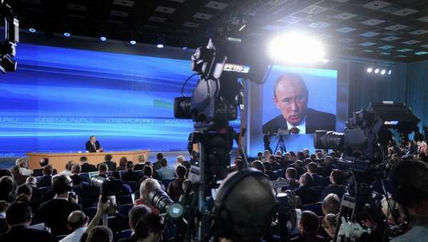 Sé cuándo llegará el fin del mundo, será dentro de 4.500 millones de años aproximadamente, si no recuerdo mal el ciclo vital de nuestro Sol, declaró Putin ante unos 1.200 periodistas nacionales y extranjeros que acudieron este jueves a una sesión de preguntas y respuestas con el líder ruso. Sé cuándo llegará el fin del mundo, será dentro de 4.500 millones de años aproximadamente, si no recuerdo mal el ciclo vital de nuestro Sol, declaró Putin ante unos 1.200 periodistas nacionales y extranjeros que acudieron este jueves a una sesión de preguntas y respuestas con el líder ruso.