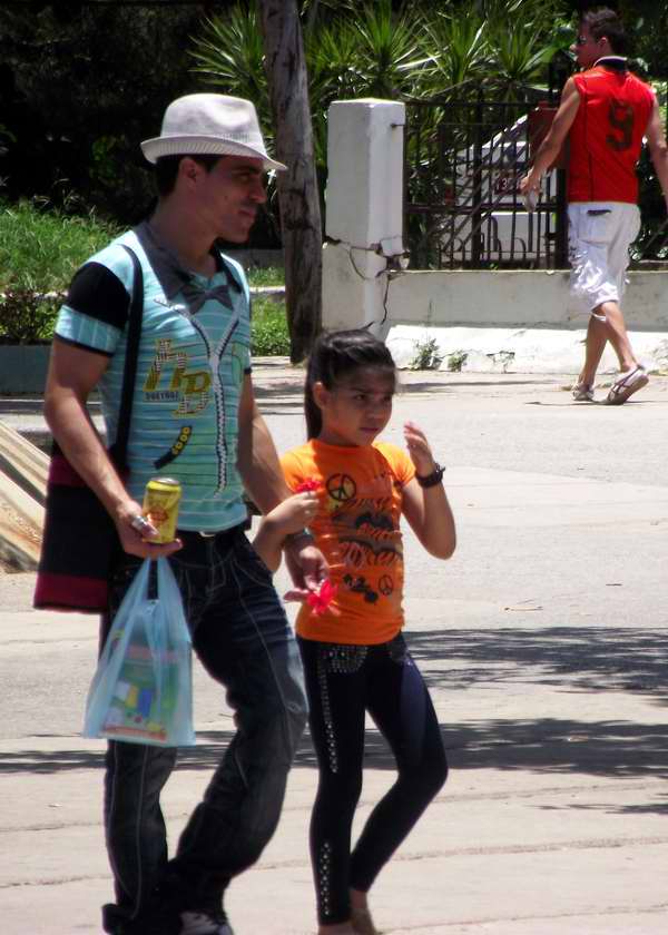 A los niños les gusta pasear con sus padres A los niños les gusta pasear con sus padres