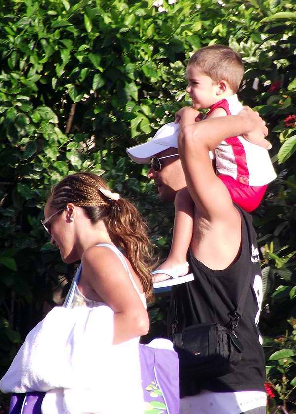 A los pequeños les gusta ir sentados sobre los hombros de sus padres A los pequeños les gusta ir sentados sobre los hombros de sus padres