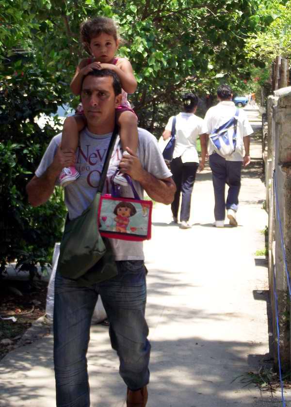 Esta niña disfruta observar el paseo desde bien arriba Esta niña disfruta observar el paseo desde bien arriba