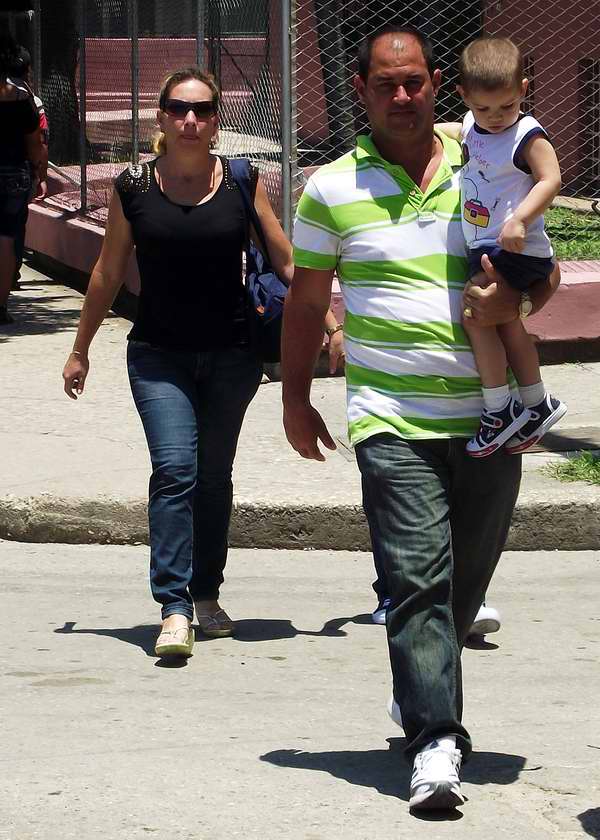 Este niño se siente seguro en los brazos de su padre Este niño se siente seguro en los brazos de su padre