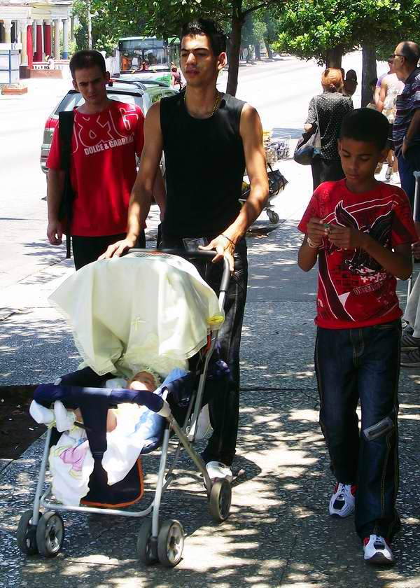 Joven papá paseando a su pequeña bebé Joven papá paseando a su pequeña bebé
