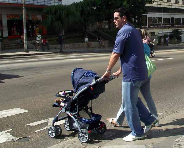 Los papás cubanos disfrutan pasear con sus pequeños Los papás cubanos disfrutan pasear con sus pequeños
