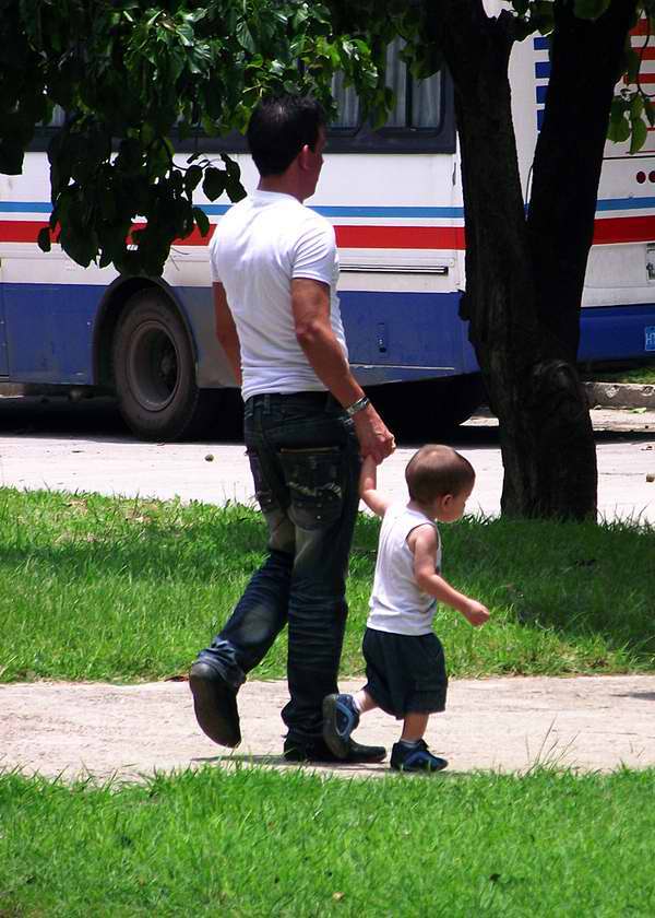 Niño va de paseo junto a su papá Niño va de paseo junto a su papá