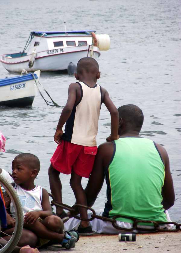 Niños compartiendo momentos felices junto a su padre en la costa Niños compartiendo momentos felices junto a su padre en la costa