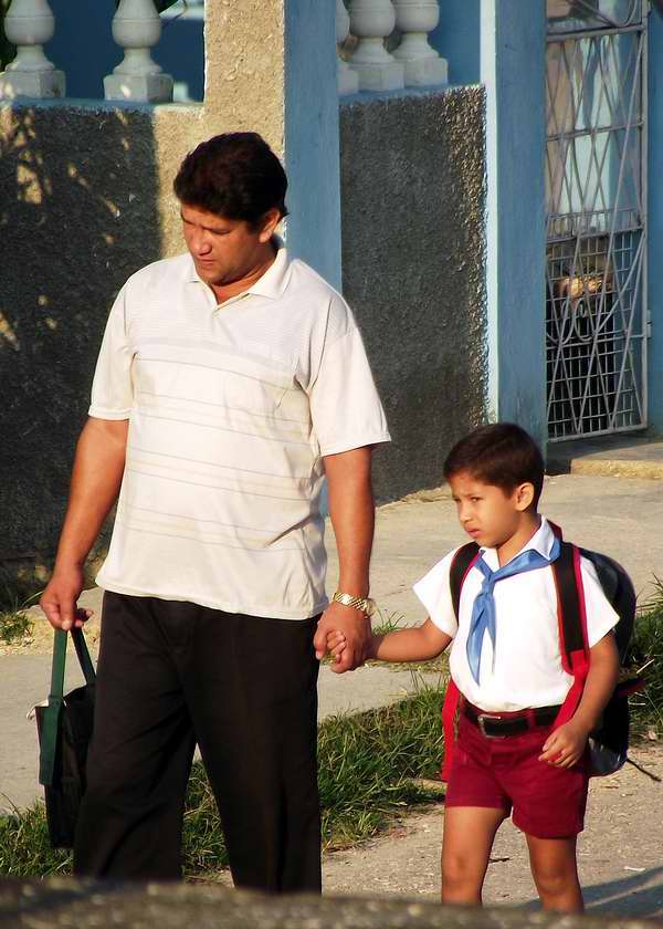 Papá acompañando a su hijo para la escuela Papá acompañando a su hijo para la escuela