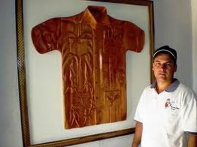Rodelio  Mirabal Borges realiz� la guayabera de madera. Foto Alberto Heredia