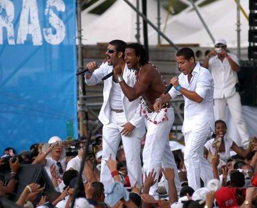 Los l&iacute;deres de Orishas, Yotuel, Rold&aacute;n y el Ruzzo, hicieron corear a la enardecida audiencia su famoso A lo cubano