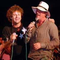 Ra&uacute;l Paz (I) junto al franc&eacute;s Florent Pagny(D)