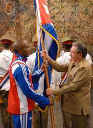 Raúl Castro entregó la bandera al capitán y campo corto Eduardo Paret