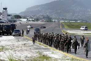 Militares golpistas tomán aeropuerto internacional de Tegucigalpa para impedir llegada del presidente Manuel Zelaya