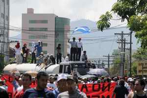 Pueblo hondureño sale a las calles en apoyo a su presidente Manuel Zelaya