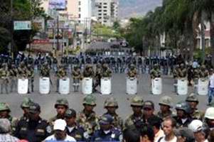 Manifestantes realizan plantón en Congreso hondureño bajo un fuerte dispositivo de efectivos del ejército y la policía