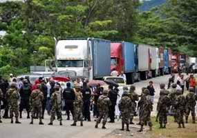 Hondureños marchan hacia la frontera a esperar a Zelaya