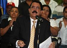 El presidente de Honduras, Manuel Zelaya, destituyó al jefe del Estado Mayor Conjunto de las Fuerzas Armadas, Romeo Vásquez, y aceptó la renuncia del ministro de Defensa, Edmundo Orellana