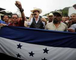 Manuel Zelaya, cruzó la frontera con Nicaragua y llegó a territorio hondureño en compañía de cientos de seguidores que lo han rodeado en una suerte de cadena humana para protegerlo