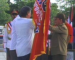 General de Ejercito Raúl Castro Ruz, Presidente de los Consejos de Estado y de Ministros hizo entrega oficialmente de la bandera a las provincias destacadas