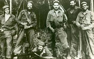 Camilo Cienfuegos junto a otros guerrilleros del Ejército Rebelde