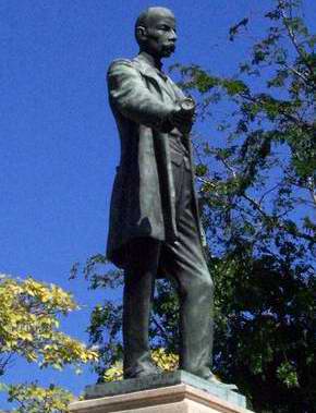 Estatua de José Martí en Matanzas cumple su centenario