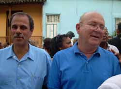 A  la izquierda el primer secretario del Partido Comunista de Cuba en Santiago junto con Miguel Barnet , presidente de los artistas de cuba