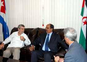 En el centro Mohamed Abdelaziz, Presidente de la Rep&uacute;blica &Aacute;rabe Saharaui Democr&aacute;tica