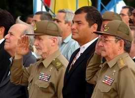 Ricardo Alarcón, Ramiro Valdés, Rafael Correa y Raúl Castro (I-D)