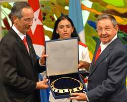 Conceden a Fidel Castro La Orden del Quetzal de Guatemala