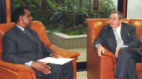 Salud&oacute; Ra&uacute;l Castro al Canciller de Guinea Ecuatorial