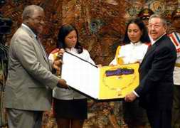 Rupiah Bwezani Banda, Presidente de la Rep&uacute;blica de Zambia, entreg&oacute; a su hom&oacute;logo Ra&uacute;l Castro Ruz,  la Orden del &Aacute;guila de Zambia, que confiri&oacute; al l&iacute;der de la Revoluci&oacute;n cubana Fidel Castro