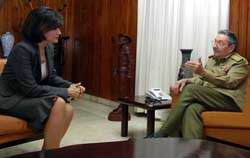 Recibe Ra�l Castro a Mona Gamal Abdel Nasser