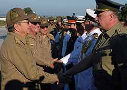 Ra&uacute;l Castro rinde homenaje a internacionalistas cubanos