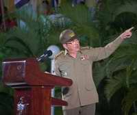 Raúl Castro, dijo que expresaba el sentir de sus compatriotas y de otros revolucionarios al rendir homenaje en esta hora al Comandante en Jefe Fidel Castro.