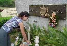Homenaje a Vilma Espín en el Mausoleo a los mártires del Segundo Frente en la base de la montaña de Micara Homenaje a Vilma Espín en el Mausoleo a los mártires del Segundo Frente en la base de la montaña de Micara
