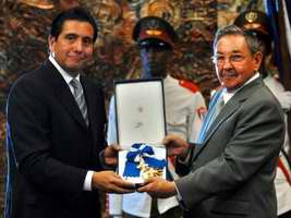 Condecora Raúl Castro al Presidente de Panamá con la Orden José Martí