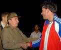 Raul Castro saluda a Yunieski Maya - II Clásico Mundial de Béisbol