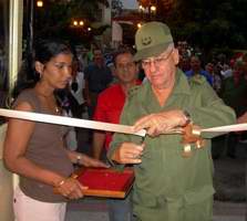 General de Cuerpo de Ejército Ramón Espinosa Martín, cortaba la cinta que dejó inaugurada la Exposición