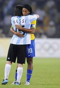 Ronaldinho y Messi luego del partido Brasil - Argentina. Beijing 2008