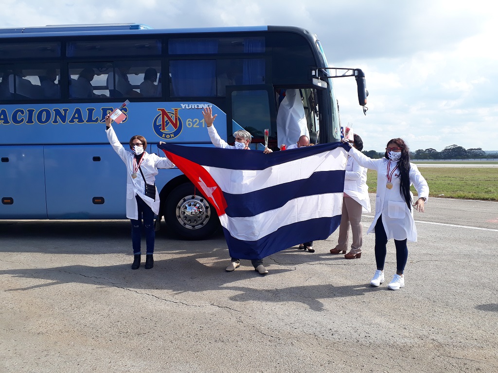 Díaz-Canel a médicos cubanos que llegan de Perú: Díaz-Canel a médicos cubanos que llegan de Perú: