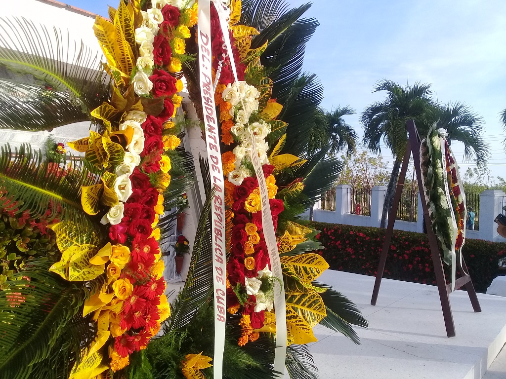 Ofrendas de Raúl y Díaz-Canel dedicadas a internacionalistas de Manzanillo