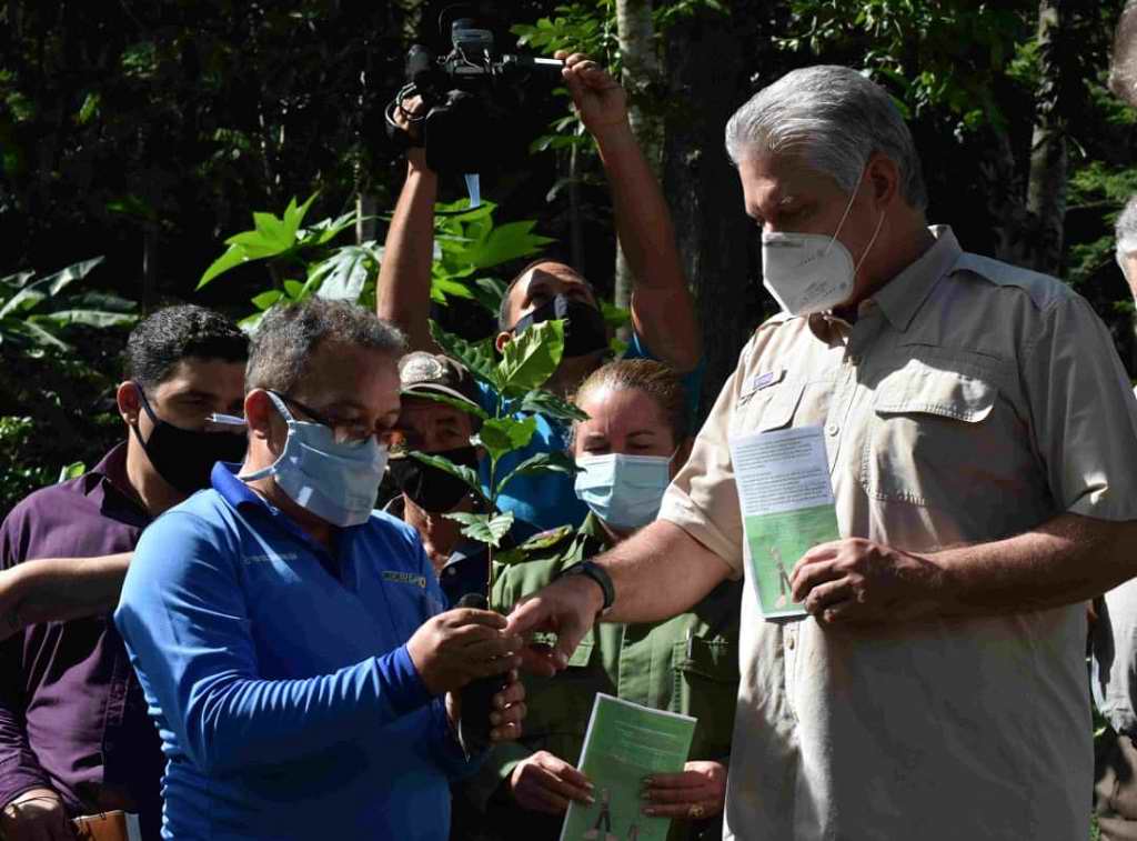 Recorre Díaz-Canel en Villa Clara zonas afectadas por intensas lluvias tras el paso de Eta