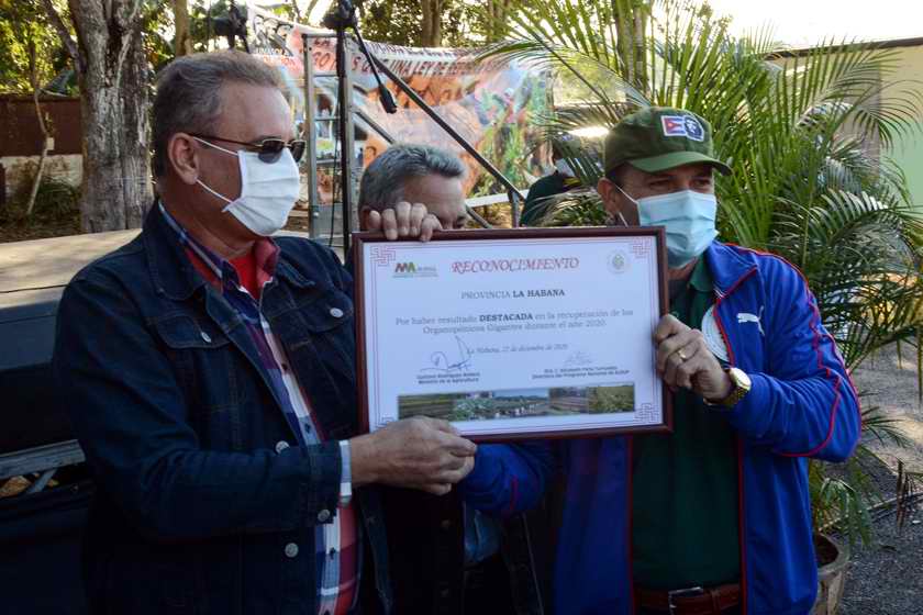 Reconocen labor de la Agricultura Urbana y Familiar en su aniversario 33 de creación 