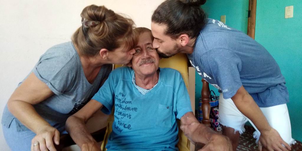 El amor. A mi esposa que es insustituible, a mis hijos que les he visto crecer para bien, a mi familia entera