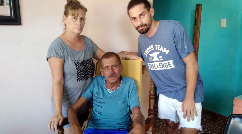 José Ángel Dávila Martell junto a su familia