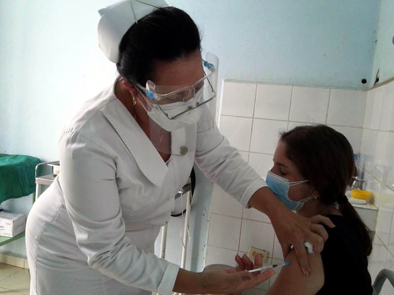 Inicia Cienfuegos vacunación de refuerzo anti-Covid-19 en adolescentes